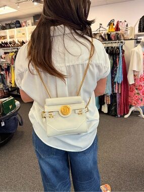Pre Owned Balmain White B-Buzz 23 Mini Chain Shoulder Bag with Gold Hardware.